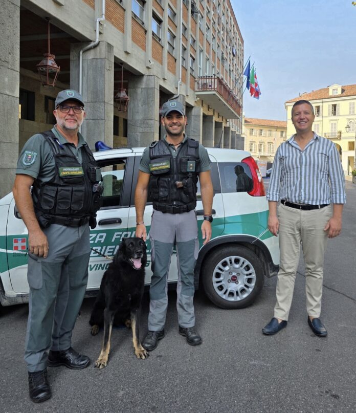 Il cane Hiro e i suoi addestratori e agenti